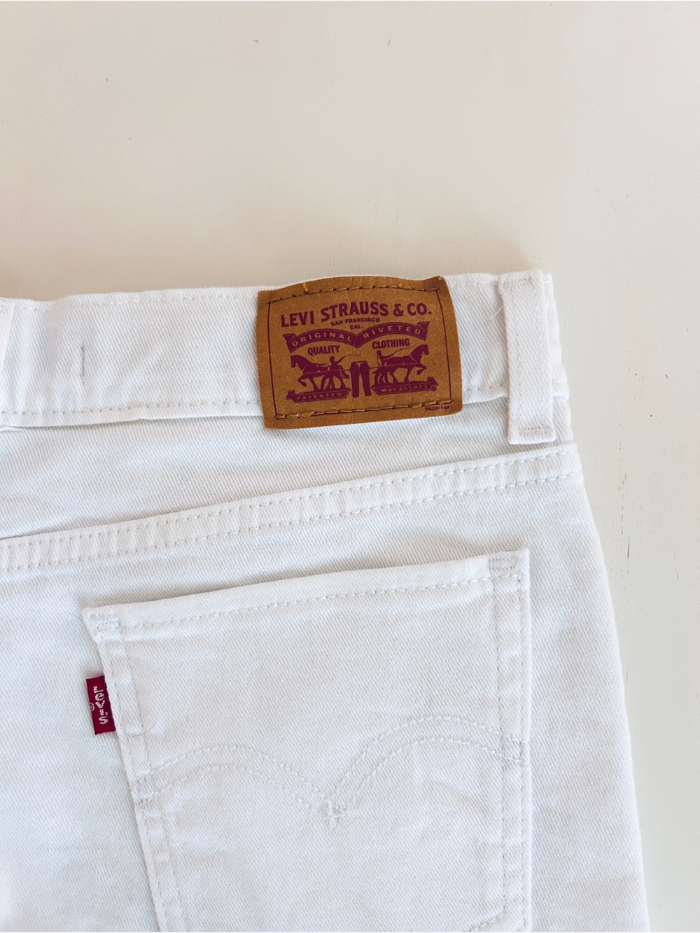 Levi’s White Distressed Denim Shorts | Frayed Hem | Size 29/Girls 16 NWOT - Picture 4 of 7